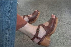 4k-凉高跟裸足街拍小美女