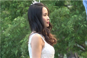 4k-幸福满满的白色高跟鞋美女拍婚纱照