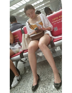 4k超清，候车室街拍白皙大长腿美女姐姐