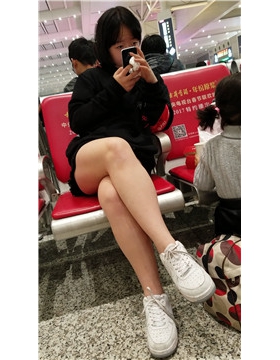 4k超清，候车室拍摄裸腿美女，相貌平平腿不错