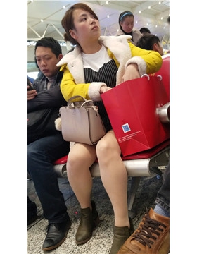 4k超清，高铁站候车室拍摄美腿气质美眉