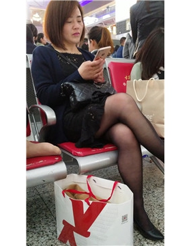 4k视频，极品黑丝美腿熟女，一点不输给小年轻