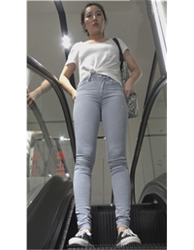 4k-宛如邻家小妹的紧身灰牛美女挑衣服 [2.58 GB]