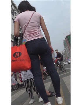 街拍黑色紧身宽臀年轻妈妈，粉色T恤更显成熟味道[1.30 GB]