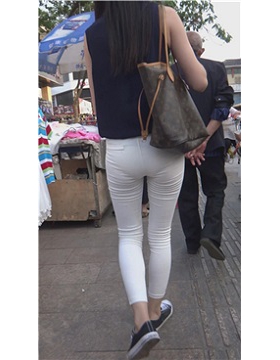 街拍苗条美腿紧身白裤清秀妹子 [1.41 GB]