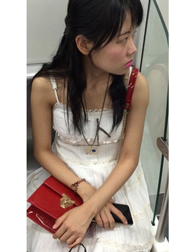 地铁上拍摄两位可爱清纯小清新妹子。
