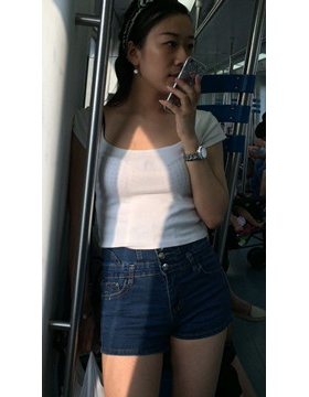 地铁上拍摄紧身牛仔热裤小清新美女