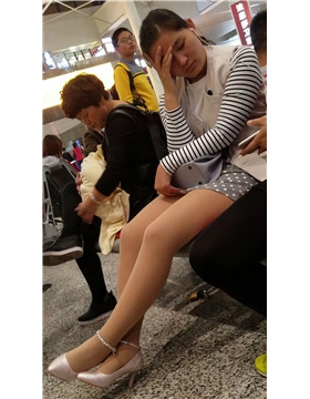 4k-性感肉色丝袜美腿少妇，一筹莫展的在等车。