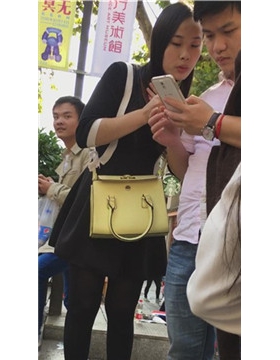 黑丝打底裤大嘴巴美女