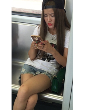 地铁拍摄漂亮美腿MM，鞋子挺个性。