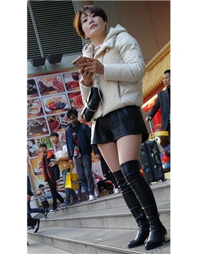 4k-街拍等人的短发漂亮美腿MM