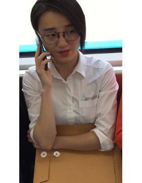 地铁拍摄白衬衫黑丝OL性感漂亮美女