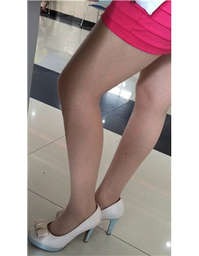 街拍美腿高跟鞋包臀裙性感美女。