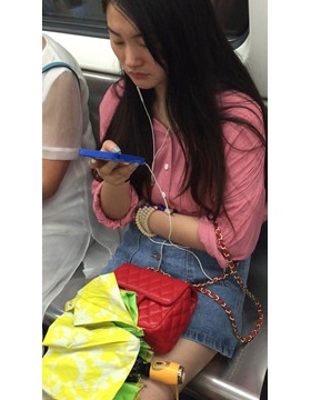 精美玉足红唇美眉，高跟鞋很漂亮。