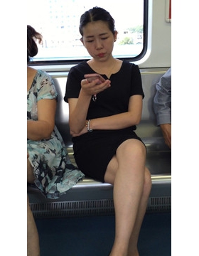 黑色OL制服短裙美女，一直盯着手机嘟着嘴。