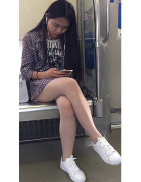 一直低头玩手机的美眉，板鞋热裤丝袜美腿。