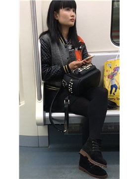地铁上偶遇一黑丝打底裤小美女