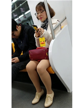 4k-地铁上偶遇肉丝美足可爱眼镜妹