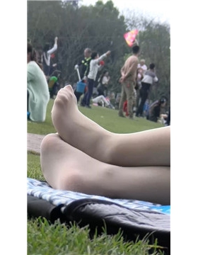 草地上的极品丝袜美足美眉 [1.10 GB/MP4]