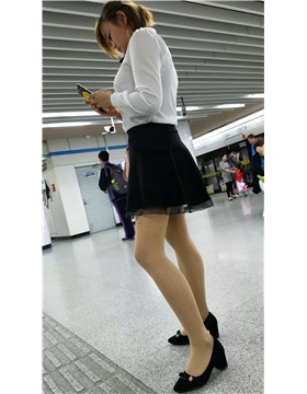白衬衫，丝袜姑娘