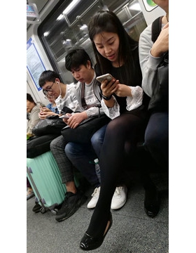 地铁上的黑丝MM