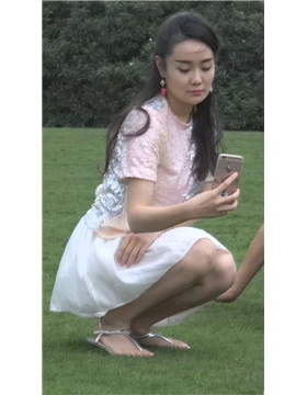 草地上的凉鞋美足短裙少fu玩耍时不时又春光乍泄 [290 MB/WMV]