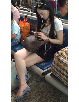 性感白皙美腿的女神车站候车室等车。