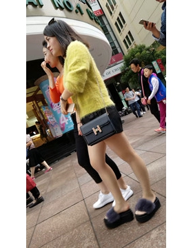 街拍丝袜黄色毛衣美眉