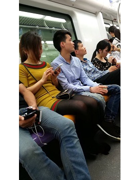 地铁上的黑丝MM