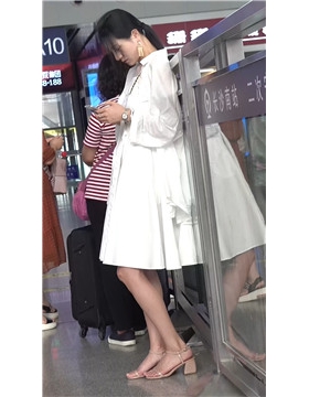 白色长裙，美足凉高跟美妞