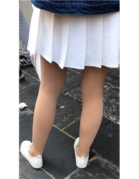 街拍小白色短裙丝袜美眉