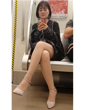 地铁上的美腿丝袜高跟妹子 [943 MB/mp4]