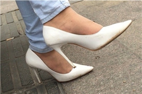 特写极品紧身牛仔裤美女的尖嘴高跟鞋美足