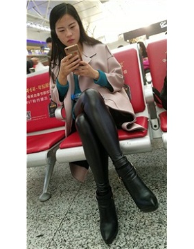 4k-候车室玩手机的皮裤美女