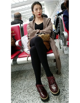 4k超清，长腿黑丝袜美女，标志五官颜值爆表。
