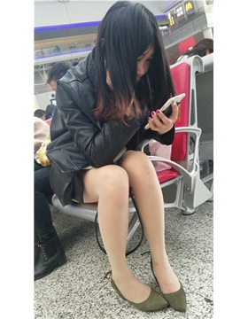 4k超清，肉丝袜丰腴肉肉的美女，眼睛近视手机都快贴脸上了
