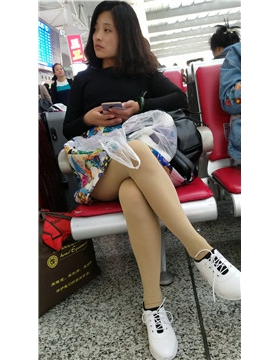4k超清，性感玉腿肉丝袜白色运动鞋美眉