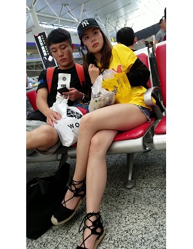 4k超清，候车室内的极品美腿气质美女，有点容祖儿的感觉