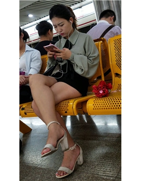 4k超清，候车室拍摄气质美腿高颜值小姐姐
