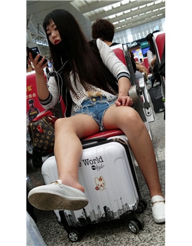 4k超清，坐姿豪放的超短热裤妹子