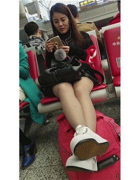 4k-候车室拍摄美腿肉丝袜清纯小美女