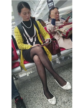 4k-候车室拍摄美腿黑丝袜性感美女