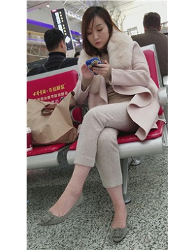 4k-玩手机的尖嘴高跟鞋长腿颜值美女