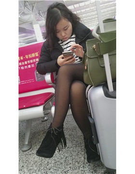 4k-只顾低头玩手机的黑丝性感美女