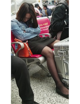 4k-黑丝短裙苗条美女候车室睡着了
