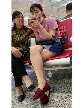 4k超清，候车室内教母亲玩手机的裸腿小清新妹子