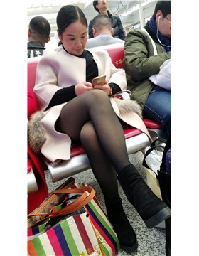 4K - 候车室的极品黑丝美腿少妇