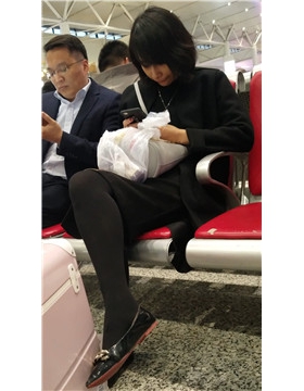 4K黑色系街拍丝袜MM低头玩手机
