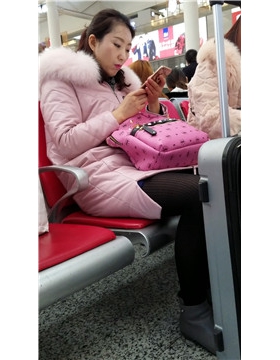 4K很有感觉的粉色羽绒服街拍丝袜大美女