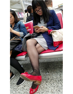 4k-红鞋黑丝眼镜妹，低头玩手机头都不抬一下。